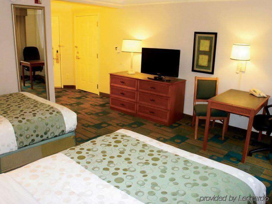 La Quinta By Wyndham Atlanta Conyers Hotel Exterior photo